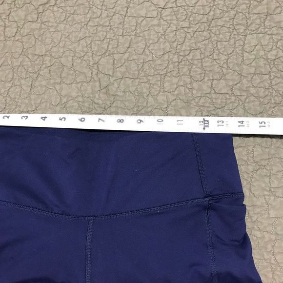 Under armor dark blue leggings size M.     A251 - Picture 4 of 8